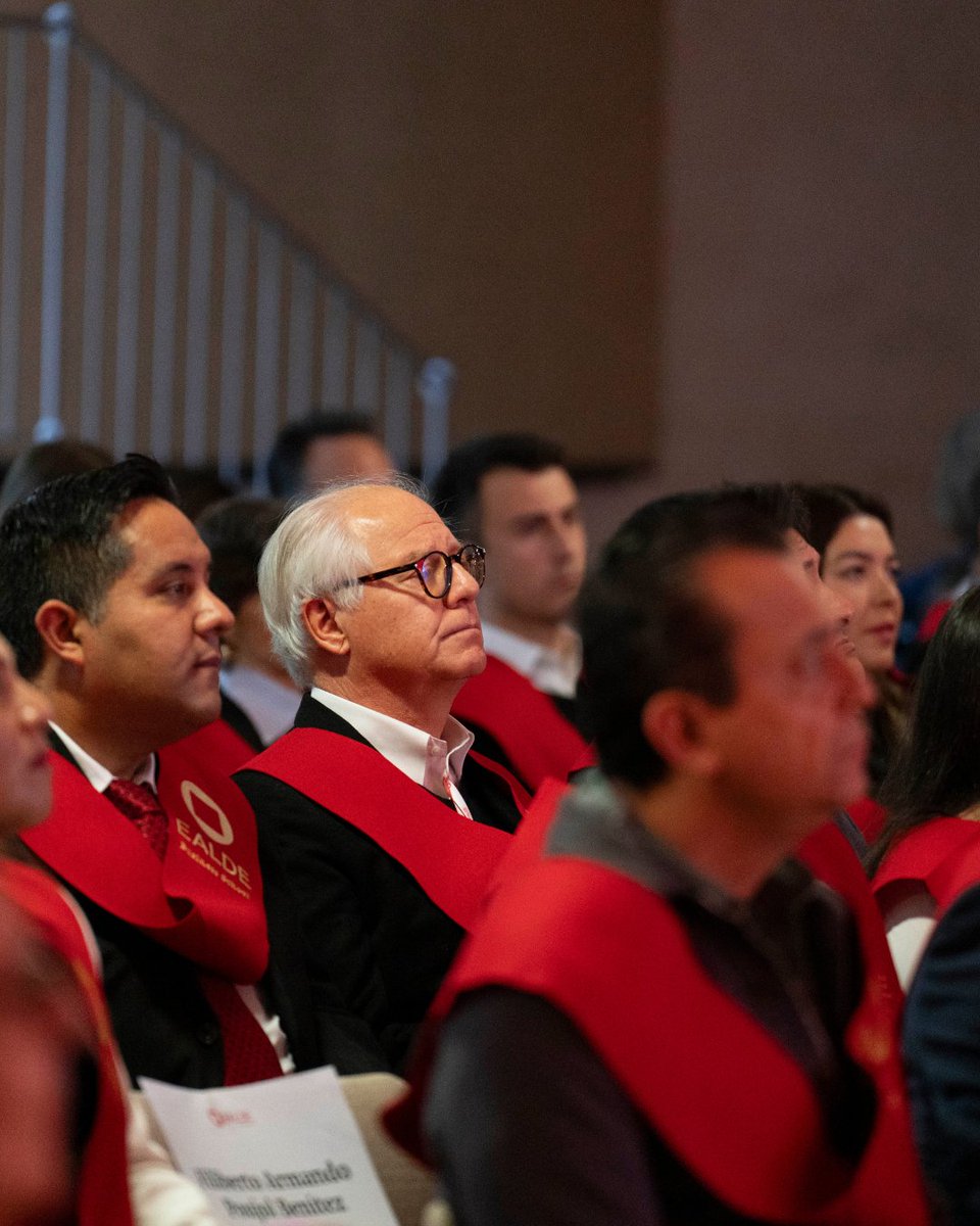 EALDEBS's tweet photo. 🧑‍🎓 El alumnado de nuestros programas está formado por profesionales senior, con alto potencial directivo y con ambición por seguir mejorando su impacto en el mundo empresarial.  

Detrás de cada uno de ellos, hay historias de crecimiento, adaptación al cambio, esfuerzo e ilusión.  En el último año, más de 3.000 alumnos han conseguido titularse y pasar al siguiente nivel de sus carreras profesionales y personales.  

¿Y si tú fueras el siguiente? Comprueba en este test de aptitud si cumples con el perfil para recibir una de nuestras becas: https://t.co/u21Fuv63pt EALDE. Executive Education to Build Yourself.