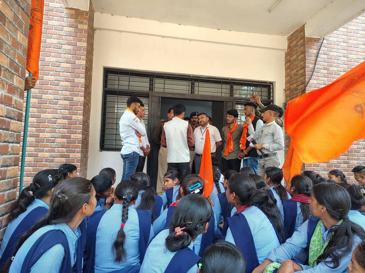 72jitendraYadav's tweet photo. आज अखिल भारतीय विद्यार्थी परिषद, मंडला (अंजनिया नगर) द्वारा अंजनिया नगर में व्याप्त विभिन्न शैक्षणिक समस्याओं को लेकर अंजनिया तहसीलदार महोदय को जिला कलेक्टर महोदय के नाम ज��ञापन दिया गया।

#ABVP_MANDLA #abvpmk #ABVPMahakoshal #abvpmp 
#ABVP  #abvpvoice https://t.co/1oUJemkbko