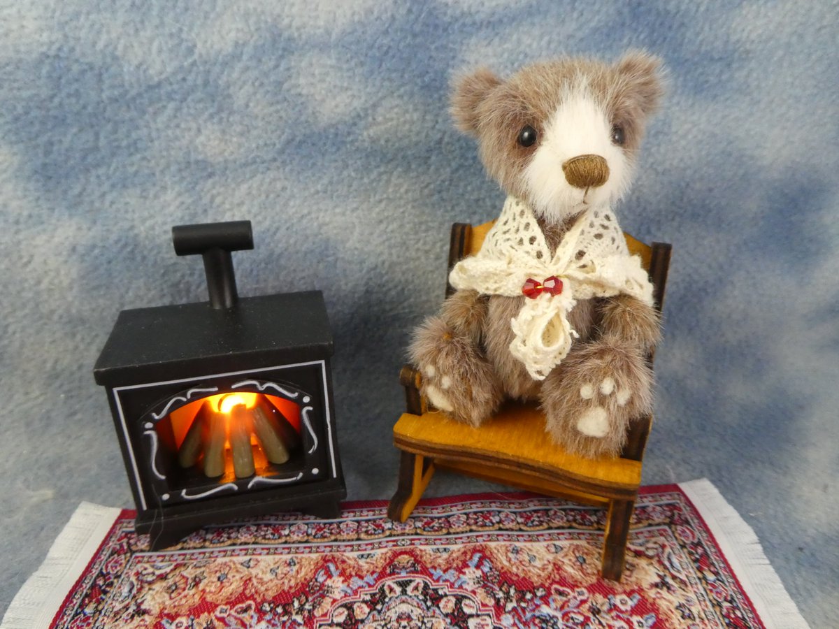 Just one of this week's #BramberBears creations waiting to find a new home! Little Olive is just 3" tall and comes complete with her miniature scene - light up flicker fireplace, rug and wooden rocking chair #OneofaKind #Miniature
ebay.us/m/fbDvp6