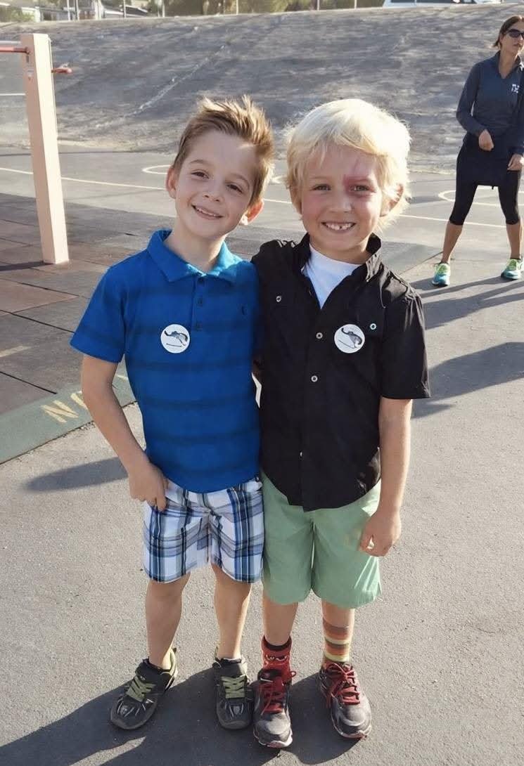 Contexto_Visual's tweet photo. Mi hijo de seis años, Grant, nació con una gran mancha de vino de Oporto en el rostro. Durante la mayor parte de su vida, eso nunca le molestó. Pero cuando empezó el kínder, algo cambió.

No era la marca lo que le dolía.
Eran las preguntas.

“¿Qué te pasó en la cara?”
“¿Qué tienes?”

Grant solía responder con calma: “Es solo una marca de nacimiento.”
Últimamente lo dice con ojos cansados, desgastado de tener que explicarse una y otra vez, a veces ante personas que no se dan cuenta de lo mucho que pueden herir sus palabras. Incluso un trabajador de la salud bromeó: “Ah, pensé que te habían golpeado.”

Entonces ocurrió algo hermoso.

Un día en la escuela, Grant fue al baño con un pase. Un niño que nunca había visto le hizo la misma pregunta. Grant dio la misma respuesta.

Pero ese niño hizo algo diferente.

“Bueno”, le dijo, “tu marca de nacimiento está muy genial.”
Luego preguntó: “¿Te lastima cuando la gente habla de eso?”

Grant asintió.

“Defiéndete, campeón”, le dijo el niño.

Eso fue todo.

Sin sermones.
Sin lástima.
Solo bondad.

Grant volvió a casa radiante. La carga que llevaba encima desapareció de pronto. Alguien lo había visto… no como diferente, sino como alguien que vale la pena proteger.

Lloré durante tres días.

Estaba decidido a encontrar a ese niño y agradecerle. Después de semanas buscando, lo logramos.

Se llama Tucker.

Imaginé que sería mayor, quizá de cuarto o quinto grado. Alguien valiente y seguro de sí mismo.

Estaba en primero de primaria.

Sus padres y su maestra me dijeron que Tucker es tímido, callado, gentil. Pero aun así habló, porque sabe lo que pueden causar las palabras crueles.

Cuando les contó a sus padres sobre su nuevo amigo, ni siquiera mencionó la marca de nacimiento.

Dijo que Grant tenía “cabello blanco”.

Así fue como Tucker lo vio.

Y así es como se ve la Esperanza.

Gracias.

— Chris Masters.