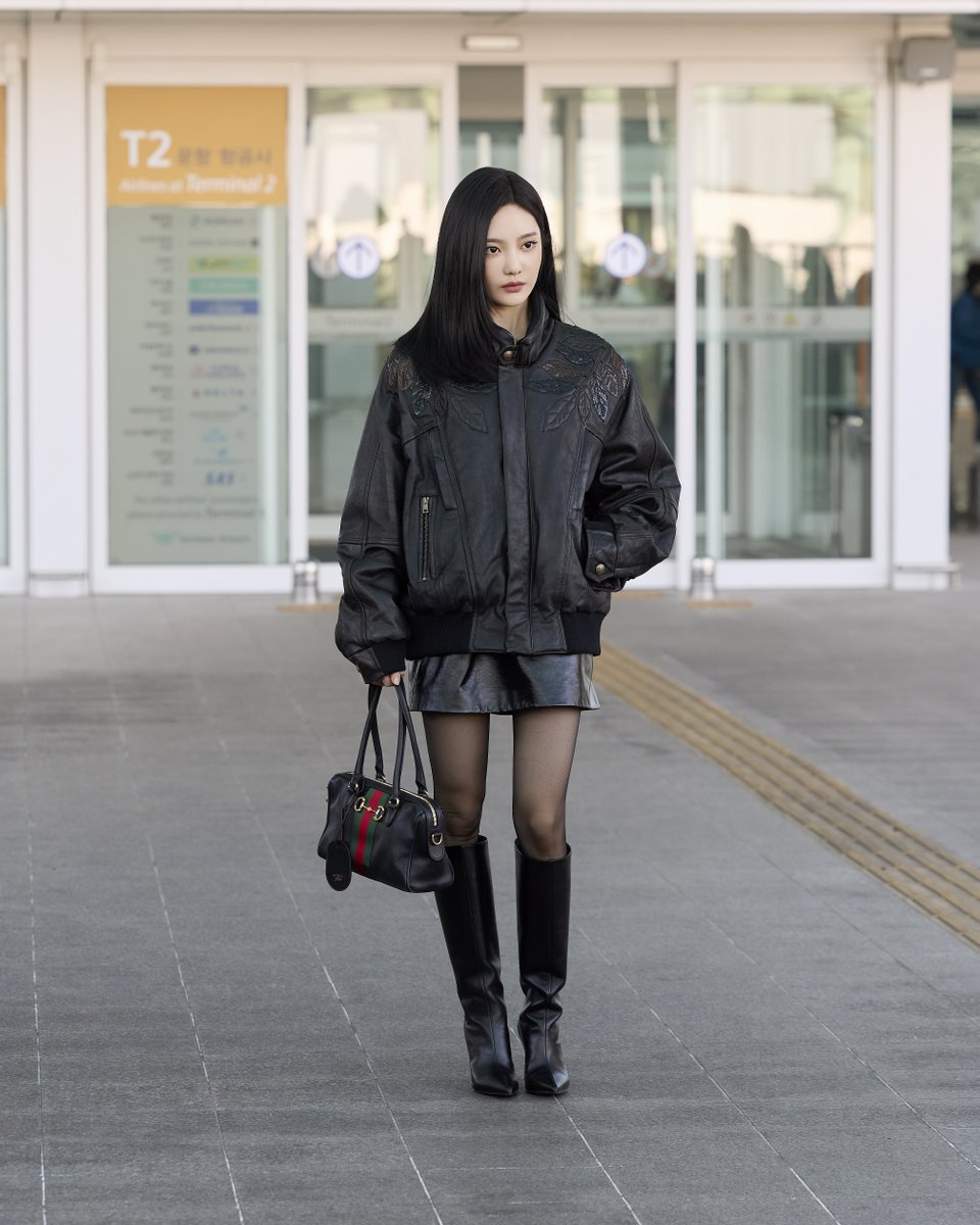 #NingNing from <a href="/aespa_official/">aespa</a> seen on her way to Milan for the #GucciPrimavera fashion show in #Gucci and carrying the #GucciBorsetto. #aespa