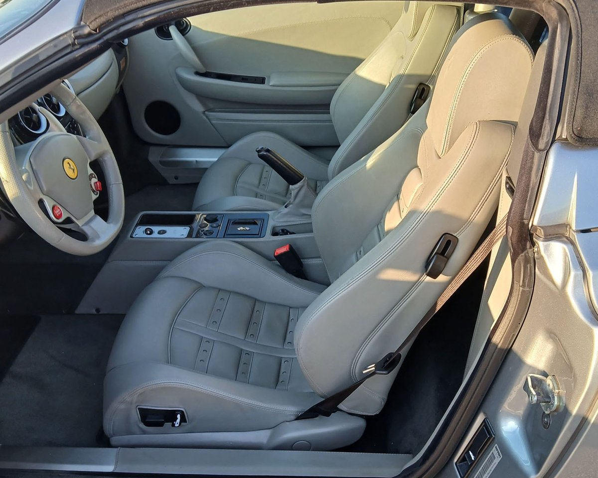 Barrett_Jackson's tweet image. Top down, revs up! This 2005 @Ferrari #F430 #F1 #Spider is powered by a 4.3-liter V-8 engine mated to a six-speed F1 manual gearbox with paddle shifter. Selling with No Reserve at the 2026 Palm Beach Auction, Apr. 16-18.

Learn more: bit.ly/PB26TW-2005Fer…