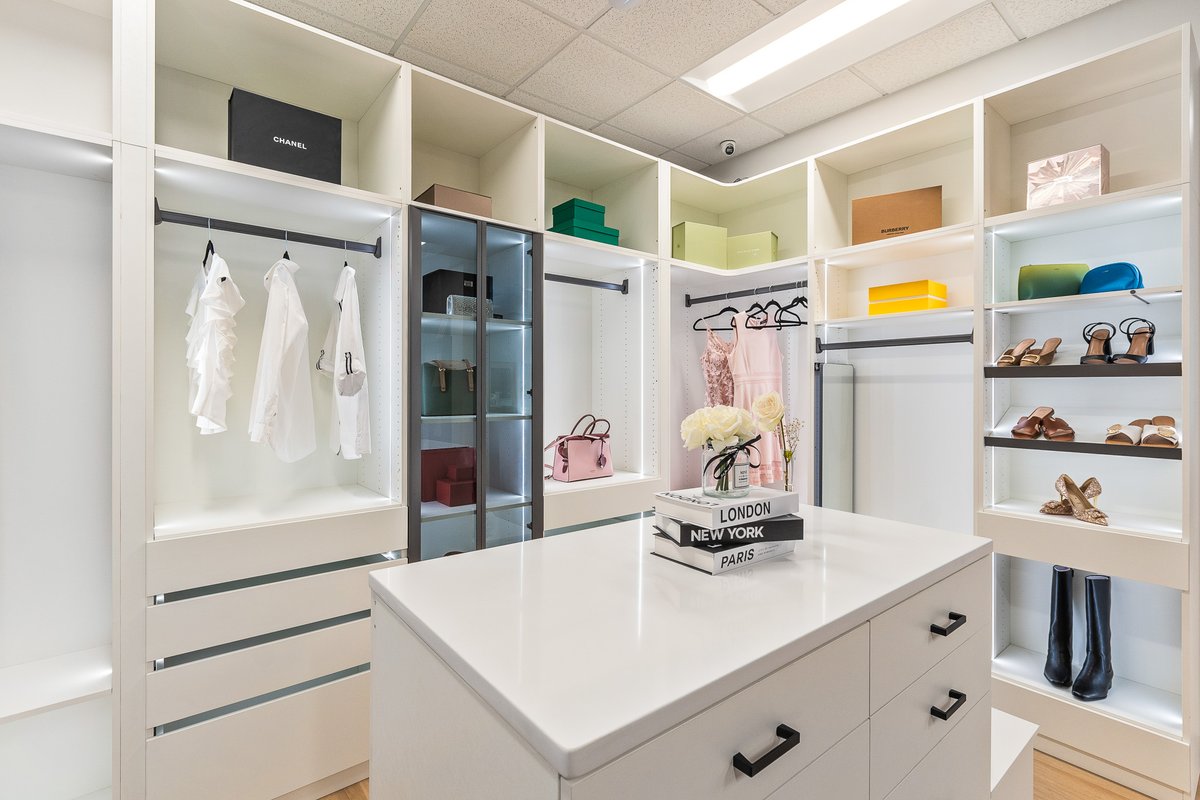 BVCabinets's tweet photo. ‼️ Hurry, these are he FINAL DAYS of our February Sale! Take 10% off our Midnight Blue, White Shaker, Frameless, &amp; Closet products. Whether you're refreshing a kitchen, bath, or closet — now's the time to make your move. 💙 Built with love. Priced to move!  Some exclusions apply. https://t.co/jINt64935r