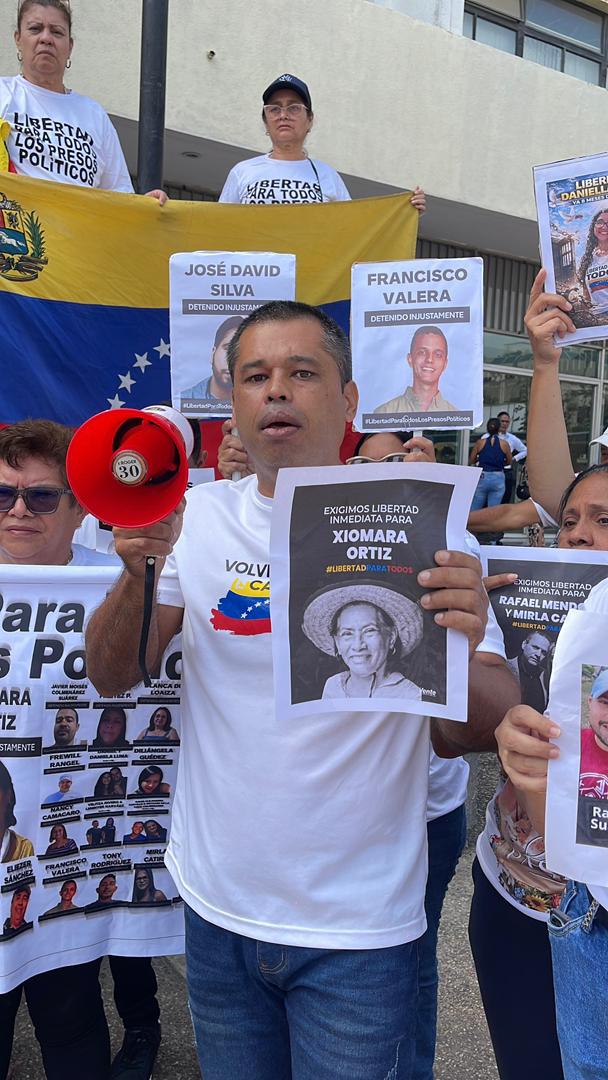 movinotinto's tweet photo. Concentración de familiares de presos políticos, en compañía de recientes excarcelados, en la Plaza la Justicia de #Barquisimeto #25Feb #Lara. 

#QueSeanTodos
#CierrenLosCentrosDeTortura
#DDHHRegiones https://t.co/dYHKTS4wxV