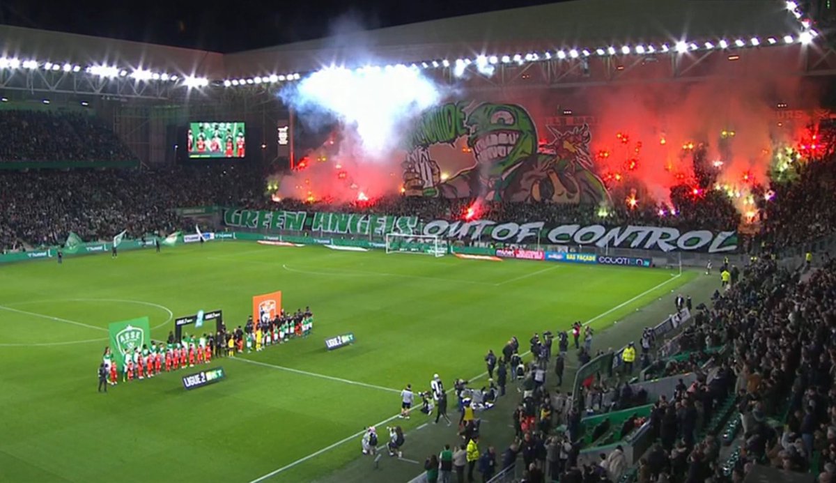 Des étudiants américains 🇺🇸 sont venus voir l’ambiance du Chaudron, l’un d’eux répond :

« L’ambiance à Geoffroy-Guichard est extraordinaire, on ne connaît pas ça. Chez nous, c’est plus feutré. Que les Verts perdent ou gagnent, les supporters sont toujours là, incroyables ! On