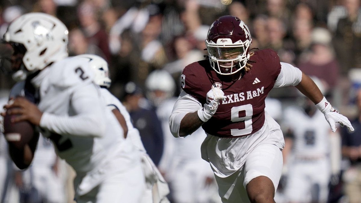 ZachGatsby's tweet image. 🚨REPORT: Patriots Meet EDGE Prospect Cashius Howell at Combine

Texas A&amp;amp;M EDGE Cashius Howell sat down with New England yesterday. He views suiting up for Mike Vrabel as a true honor. Will he be there at 31? #Patriots #NFLCombine #GoPats