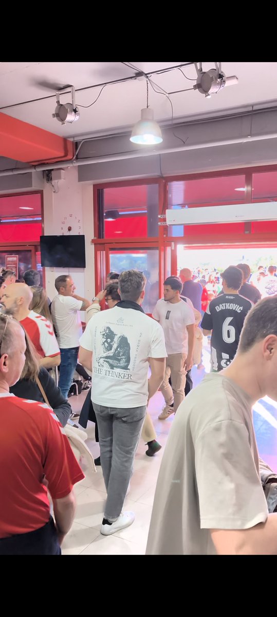 Aficionados de ambos equipos en el bar de la Federación de Peñas del Murcia, el pasado domingo antes del partido 🤷🏻