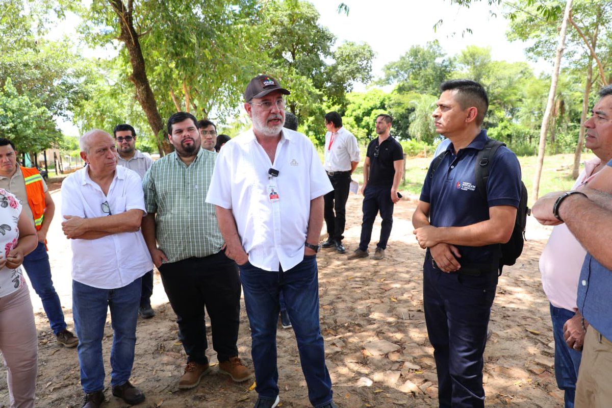 itaipuparaguay's tweet photo. #Plan1000 🚧El director general paraguayo de ITAIPU, Justo Zacarías Irún, culminó su recorrido en la localidad de Arroyos y Esteros (Cordillera), donde constató el avance de las obras de empedrado que suman más de 2.300 metros lineales en distintos sectores de la ciudad. Acompañaron el recorrido el gobernador Denis Lichi, el intendente José Filippi y el diputado Hugo Meza.

🚧  Las mejoras incluyen provisión y colocación de cordones y construcción de empedrados en barrios que históricamente requerían soluciones viales, facilitando el tránsito, especialmente en días de lluvia.