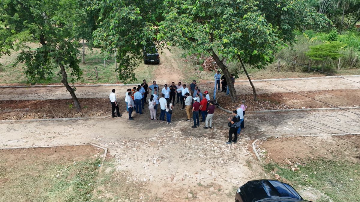 itaipuparaguay's tweet photo. #Plan1000 🚧El director general paraguayo de ITAIPU, Justo Zacarías Irún, culminó su recorrido en la localidad de Arroyos y Esteros (Cordillera), donde constató el avance de las obras de empedrado que suman más de 2.300 metros lineales en distintos sectores de la ciudad. Acompañaron el recorrido el gobernador Denis Lichi, el intendente José Filippi y el diputado Hugo Meza.

🚧  Las mejoras incluyen provisión y colocación de cordones y construcción de empedrados en barrios que históricamente requerían soluciones viales, facilitando el tránsito, especialmente en días de lluvia.