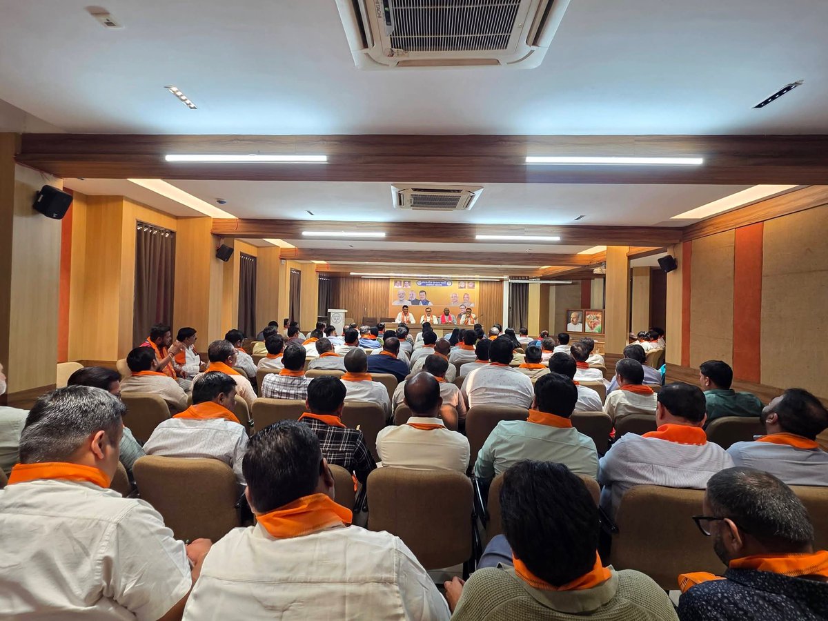 manishsabalpara's tweet photo. કર્ણાવતી મહાનગરના અધ્યક્ષ શ્રી @PrerakshahBJP જી ની અધ્યક્ષતામાં સંગઠનને વધુ સશક���ત બનાવવા તેમજ આગામી કાર્યક્રમો સંદર્ભે મહાનગર કાર્યાલય ખાતે મહાનગર પદાધિકારીશ્રીઓ નવનિયુક્ત વોર્ડ પ્રભારી અને વોર્ડ પ્રમુખોની બેઠક યોજાઈ. https://t.co/01klGwV0XR