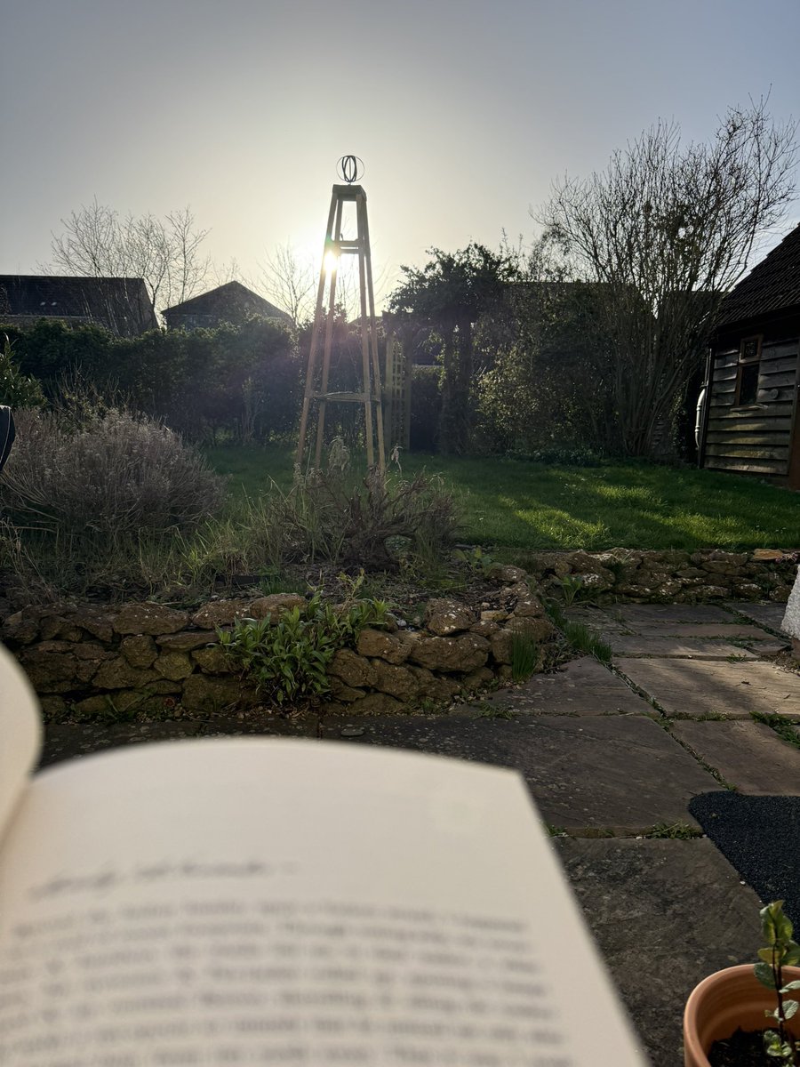 _KittyKat29's tweet photo. Life is good when I can sit in my garden to read a book #reading #calm #wintersun https://t.co/jsXlEPBCAm