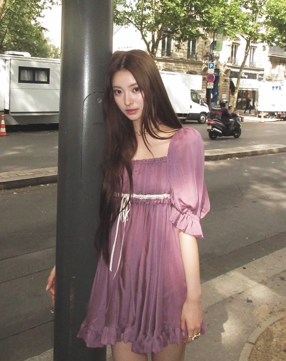 acnna's tweet photo. Just me, my little lavender moment, and a tiny main character delusion in the middle of a random crosswalk. I’m probably romanticizing something very simple like buying coffee or just existing. https://t.co/DNYy7AEvy7