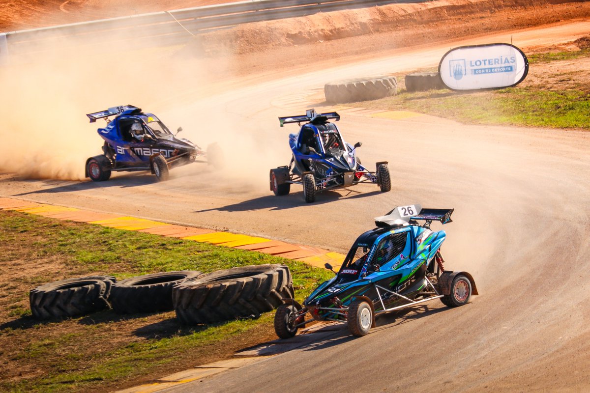 🟡 CROSSCAR RX 🟡

Los #crosscar brillan en la categoría en la que sus mejores volantistas se baten en duelo por la victoria 🎯

Luchas al límite, batallas que hacen historia,... ¡Esto es #CrosscarRX! Nuevas emociones llegan en 2026 al #CERXLoterías 🔥🔥

#CERX #Rallycross