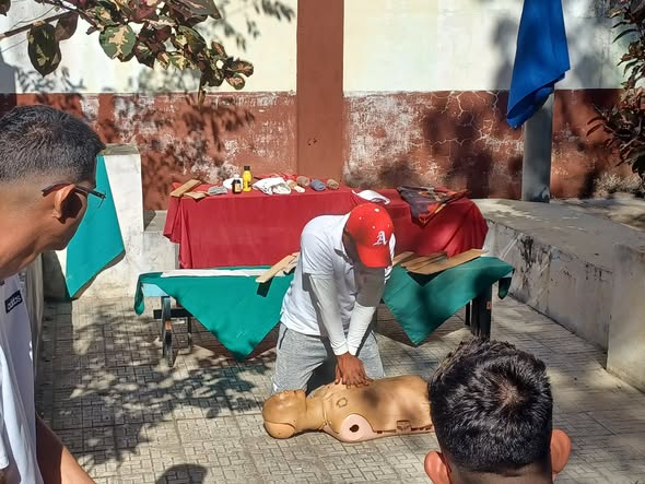 En el escenario académico de Niquero estudiantes de 3er año de la carrera de Medicina de la Facultad de Ciencias Médicas Celia Sánchez Manduley de Manzanillo realizaron la clase práctica de
primeros auxilios de la asignatura de Preparación Para la Defensa
#DPSGranma
