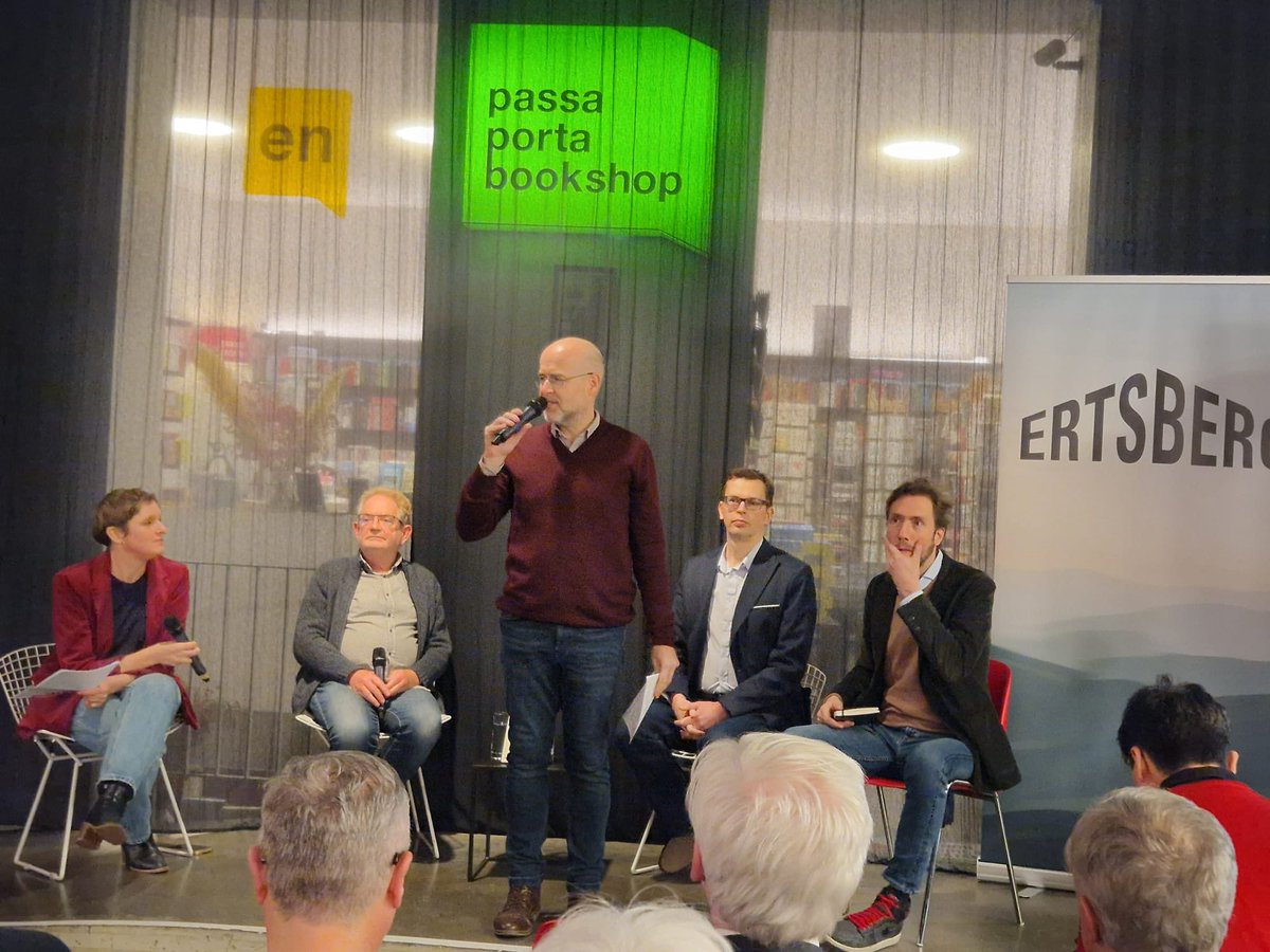 JanWostyn's tweet image. Één vd leukere momenten gisterenavond bij de voorstelling van #HetBrusselseMoeras:

@BeneCoussement :  
« Meneer @FredericDeGucht, werd u dan niet geconsulteerd over de keuze vd minister-president in #Brussel? »

FDG: « Goh, ik denk dat hij zelf niet eens werd geconsulteerd. »