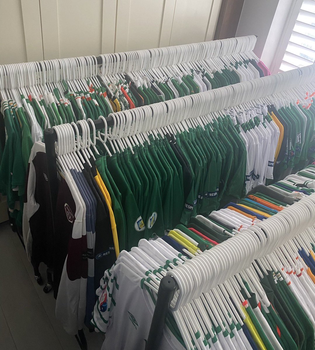 johnnycourtenay's tweet image. 🚨☘️ JERSEYS FOR SALE ☘️🚨 

If anyone is looking for any Irish Player Worn, Match Issued, Signed or Replica Jerseys…Scroll thru my posts or drop me a DM with what you are looking for by player or by shirt year/style 📥 

RT’s/Shares Much Appreciated 👌🏻

#Ireland #COYBIG #IRE