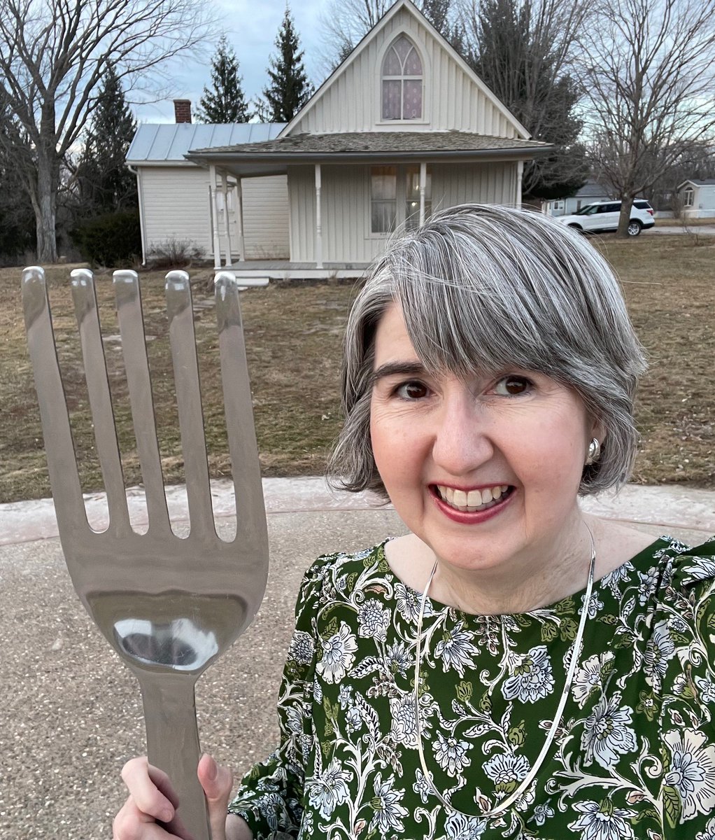 MannersThatMove's tweet image. Last week, I talked about "Five Star Presence" at the Iowa Travel Industry Partners' iLEAD Conference in #Ottumwa, #Iowa. There was a side-trip to the American Gothic House in #Eldon - the inspiration for Grant Wood's famous painting. #Iowa, #Tourism, #professionalism