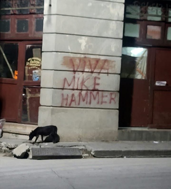 MagJorgeCastro's tweet photo. ⚠️⚠️Pintan cartel de “Viva Mike Hammer”, en un edificio de Santiago de Cuba.

La popularidad del Embajador estadounidense crece en la isla a pesar de los actos de repudio organizados desde el régimen en las últimas semanas.
El mensaje es claro🔨
📷LaraCrofs https://t.co/Y9fqIiEvCb