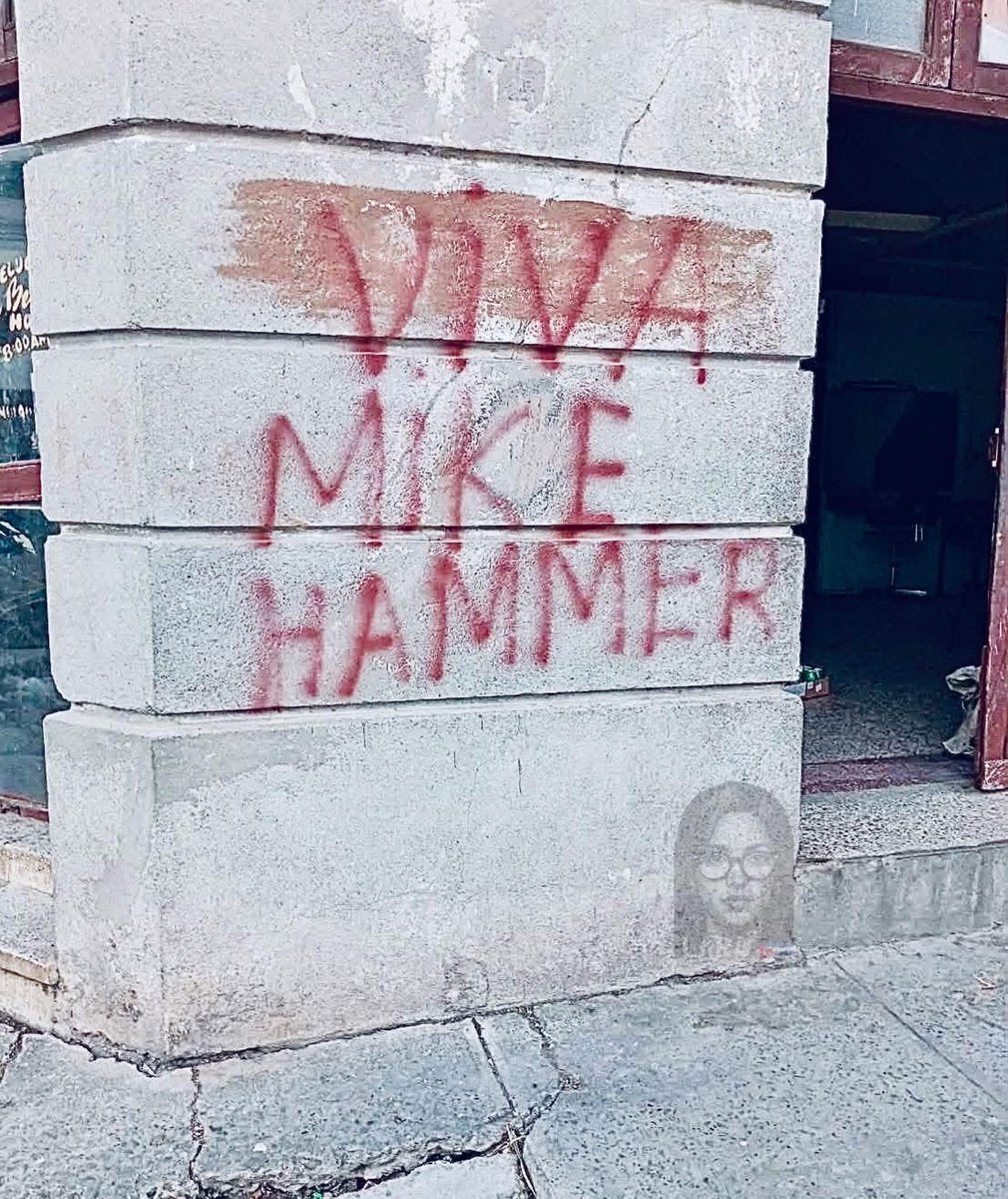 MagJorgeCastro's tweet photo. ⚠️⚠️Pintan cartel de “Viva Mike Hammer”, en un edificio de Santiago de Cuba.

La popularidad del Embajador estadounidense crece en la isla a pesar de los actos de repudio organizados desde el régimen en las últimas semanas.
El mensaje es claro🔨
📷LaraCrofs https://t.co/Y9fqIiEvCb
