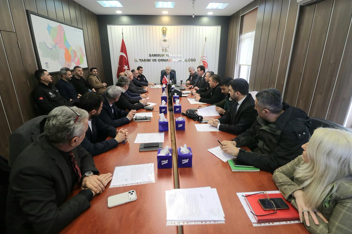 TCSamsunValilik's tweet photo. Afet Tarım, Orman, Gıda, Su ve Hayvancılık Grubu

📌 Ülkemizde veya ilimizde afet ve acil durum öncesi, sırası ve sonrasında meydana gelebilecek muhtemel can ve mal kayıplarının önlenmesi ve azaltılması amacıyla Türkiye Afet Müdahale Planı (#TAMP) kapsamında oluşturulan 23 adet yerel düzey afet grubunun görev, sorumluluk ve yaptığı çalışmalara yönelik düzenlenen eğitim ve toplantılar devam ediyor.
 
📌Bu kapsamda; afet ve acil durumlardan etkilenen tarım alanlarının hasar tespitini yapmaya, gıda güvenliğini sağlamaya, ölen, itlaf edilmesi gereken ve etkilenen hayvanların sağlığı konusunda gerekli çalışmaları yürütmeye yönelik koordinasyon ile afet bölgesinde alt yapı çalışmaları tamamlanıncaya kadar kullanma suyu temini, nakli, gerektiğinde yeterli sayıda su kuyusunun açılmasına yönelik koordinasyondan sorumlu olan Afet Tarım, Orman, Gıda, Su ve Hayvancılık Grubu, 25.02.2026 tarihinde ana çözüm ortağı İl Tarım ve Orman Müdürlüğünün ev sahipliğinde ve İl Afet ve Acil Durum Müdürlüğünün koordinesinde, Vali Yardımcısı Mehmet Fikret Çavuş ve destek çözüm ortağı kurumların yetkililerinin katılımıyla toplandı.
 
📌Toplantıda👇
 
✅️ Afet bölgesinde sahipsiz ve barınaksız hayvanların tespit ve değerlendirmesini yapmak, barınmasını sağlamak ve gerekli barınma ekipmanlarını temin etmek,

✅️ Afet bölgesinde hayvanlara ilk müdahaleye ilişkin ilk yardım hizmetlerini yürütmek,

✅️Afet sonrasında hayvan kaynaklı her tür salgın hastalığın önlenmesi için gerekli tedbirleri almak,

✅️Afetzede çiftçilerin bitkisel, hayvansal ve su ürünleri üretimindeki zarar tespitlerini yapmak,

✅️Afet sonrasında evcil hayvanlar, sokak hayvanları, büyükbaş/ küçükbaş ve kümes hayvanlarında ortaya çıkabilecek hastalıklarla mücadele için gerekli aşılama ve tedavi çalışmaları yapmak, bu amaçla aşı, dezenfeksiyon ve hijyen malzemeleri temin etmek,

✅️Gıda güvenliği konusunda gerekli çalışmaları yapmak,

✅️Afet bölgesinde alt yapı çalışmaları tamamlanıncaya kadar kullanma suyu temin etmek, gerektiğinde su kuyuları açmak, su kaynaklarının kaybolması veya yer değiştirmesi durumunda yeni kaynakları belirlemek ve su proje taslağını hazırlanmak,

✅️Taşkın halinde taşkınla mücadele ekipleri ile taşkınlara müdahale etmek,

✅️Afet sırasında ya da sonrasında çıkabilecek orman ve kırsal alan yangınlarına en kısa sürede müdahale etmek,

✅️Afet sırasında ya da sonrasında çıkabilecek şehir yangınlarında itfaiye kuvvetlerine destek sağlanmak iş makinaları, taşıma ve ulaşım araç ve ekipmanlarını afet ve acil durum hizmetlerine tahsis etmek ve kullanmak,

✅️Meydana gelen afet nedeniyle su kaynaklarının kaybolması veya yer değiştirmesi durumunda gerekli çalışmaları yaparak yeni kaynakları belirlemek,

✅️Afet bölgesinde toplu gıda tüketimi yapılan yerleri ve oluşturulan gıda depolarını denetlemek konularındaki görev ve sorumluluklara yönelik eğitim verildi.

📌Afet Tarım, Orman, Gıda, Su ve Hayvancılık Grubu'nun Destek Çözüm Ortakları 👇 

🔶️Büyükşehir Belediye Başkanlığı
🔶️DSİ 7. Bölge Müdürlüğü
🔶️Çevre, Şehircilik ve İklim Değişikliği İl Müdürlüğü
🔶️İl Sağlık Müdürlüğü
🔶️Samsun Gümrük Müdürlüğü
🔶️Orman İşletme Müdürlüğü
🔶️TMO Samsun Başmüdürlüğü
🔶️Tarım Kredi Kooperatifleri Samsun Bölge Birliği Müdürlüğü
🔶️Ziraat Odaları Başkanlığı
🔶️STK’lar (Veterinerler Odası, Sokak Hayvanlarını Koruma Derneği ve Kasaplar Odası)

“Tedbir bugün, güven yarın! Afet gelmeden gıdada, suda, üretimde hazırlıklı ol.”