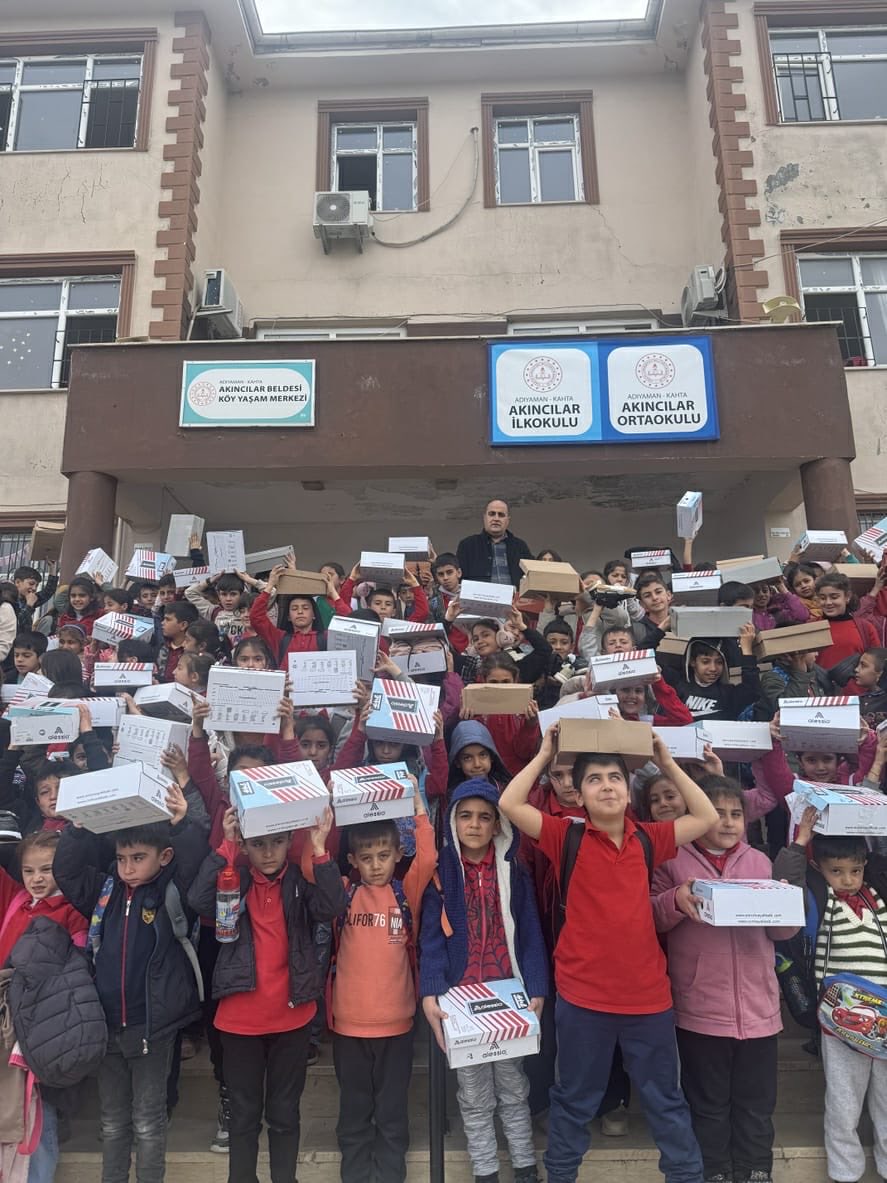 Tokaris (Akıncılar) beldesindeki üç okulda okuyan 630 öğrenciye Gerger Fırat gazetesi adına Haci Bogatekin tarafında ayakkabı mont ve eşorfman dağıtıldı Gerger ilçesinde 2300 akıncılardada 630 toplam 2930 öğrenci baştan aşağı giydirildi