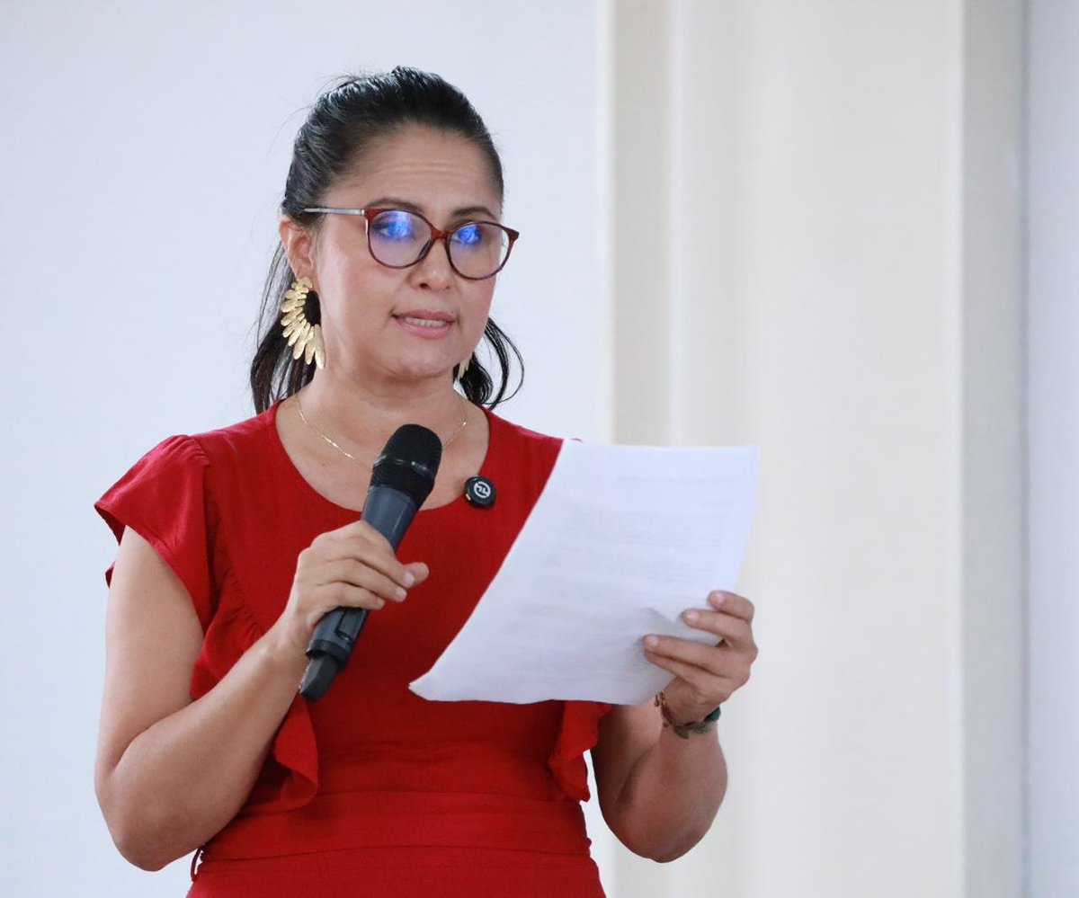 JEP_Colombia's tweet photo. Rosa Liliana Ortiz Perdomo, directora del Observatorio Surcolombiano de Derechos Humanos, Paz y Territorio (@obsurdhuila), destacó el proceso restaurativo llevado a cabo de la mano con la JEP, pues permitió la creación de la Ruta de la Memoria y la Reconciliación. Ortiz destacó la entrega del mural pétreo denominado 'Eran campesinos, eran trabajadores, eran inocentes', en el cual intervinieron 40 comparecientes y fue tallado en una pared a las afueras de la Institución Educativa Municipal Nacional Sede San Antonio, de Pitalito. La entrega de este mural a las víctimas se llevó a cabo de manera oficial el pasado martes 24 de febrero.
