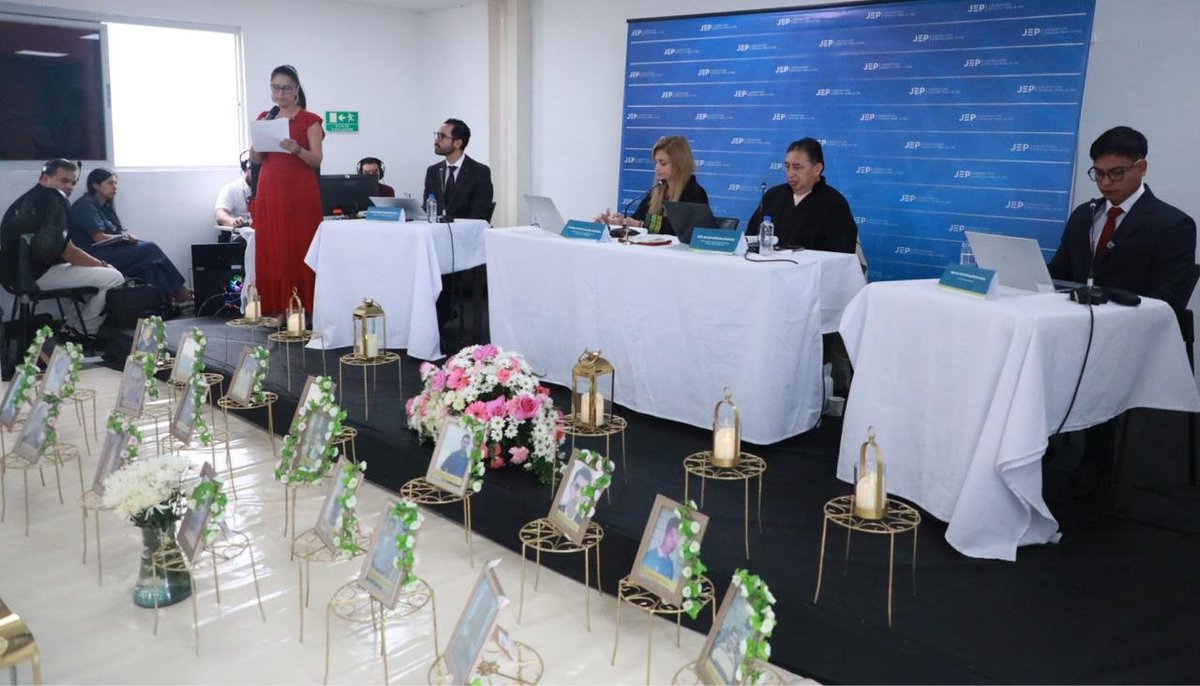 JEP_Colombia's tweet photo. Rosa Liliana Ortiz Perdomo, directora del Observatorio Surcolombiano de Derechos Humanos, Paz y Territorio (@obsurdhuila), destacó el proceso restaurativo llevado a cabo de la mano con la JEP, pues permitió la creación de la Ruta de la Memoria y la Reconciliación. Ortiz destacó la entrega del mural pétreo denominado 'Eran campesinos, eran trabajadores, eran inocentes', en el cual intervinieron 40 comparecientes y fue tallado en una pared a las afueras de la Institución Educativa Municipal Nacional Sede San Antonio, de Pitalito. La entrega de este mural a las víctimas se llevó a cabo de manera oficial el pasado martes 24 de febrero.