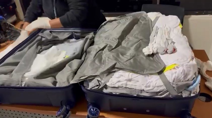 ATRAPAN DOMINICO-ITALIANA CON 110 PRENDAS DE VESTIR IMPREGNADAS DE PRESUNTA COCAÍNA noticialibre.com/2026/02/atrapa…