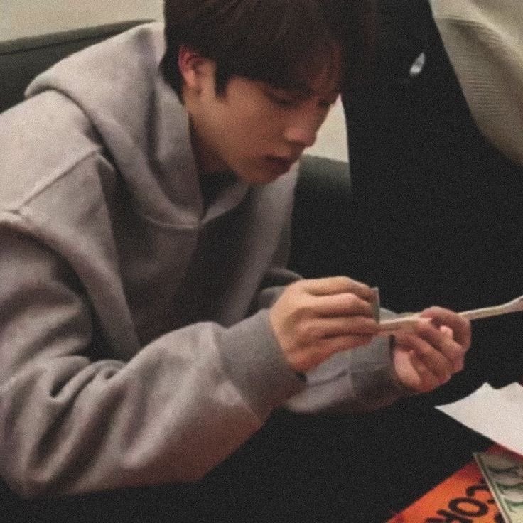 연상남친

요즘 책집필하느라 집안에 틀어박혀잇는
여친님땜에 연상 ㅈㄴ바쁨

음식도 갖다주고
밥다먹으면 그릇 가져가고
양치알리미도 해줌

자기야 양치해야지
아? 엉 해야지 잠시만
에헤이 일어나

하고 손수 치약까지 짜서입에물려줌;