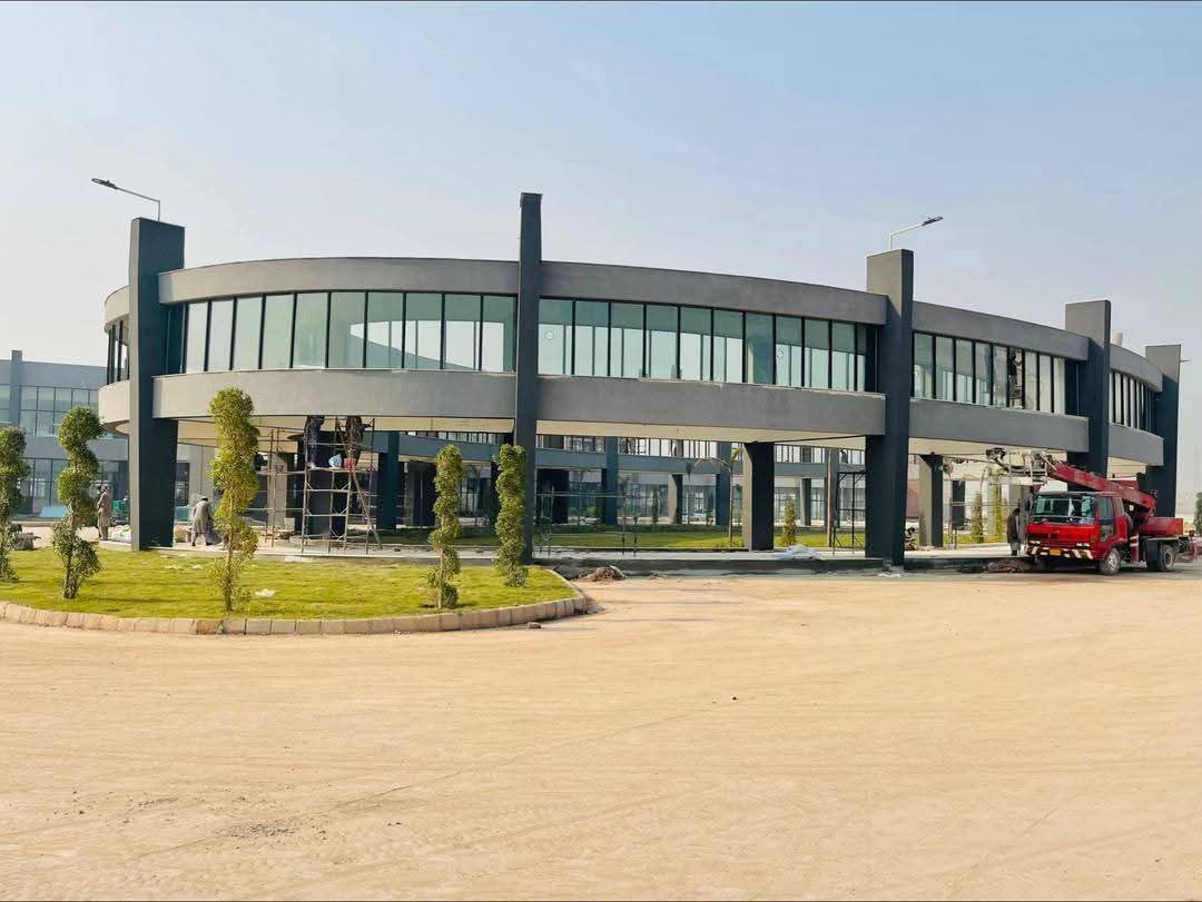 SkyPeshawar's tweet photo. شُکریہ عمران احمد خان نیازی, 
پشاور:پاکستان کا سب سے بڑا اور تمام سہولتوں سے آراستہ جدید جنرل بس ٹرمینل پشاور #imrankhanPTI #Peshawar  #explore https://t.co/Vx2aWa4i3m