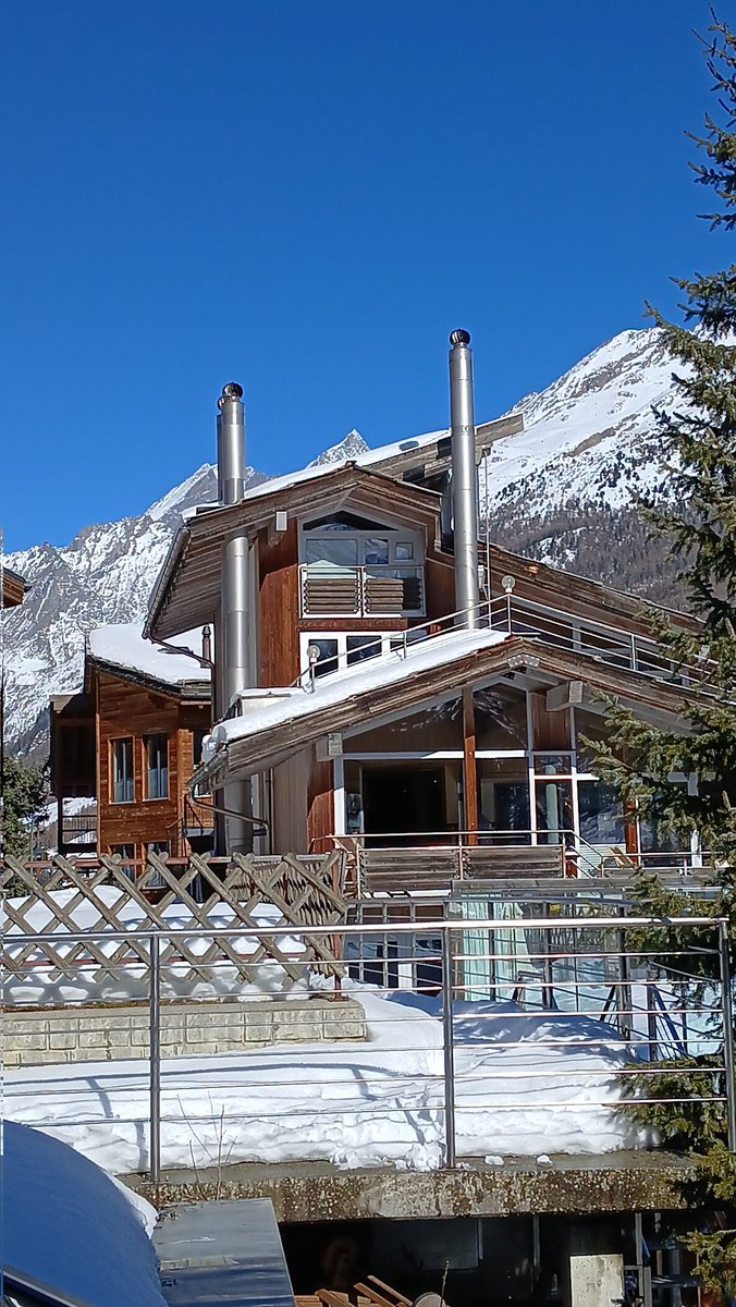 ABettmeralp's tweet photo. In #Zermatt nimmt man die verbindlichen Empfehlungen des #BAFU zur Höhe von Dachschornsteinen nicht auf die leichte Schulter...
Anderswo im #Wallis sind diejenigen kriminell, die diese Verstöße anzeigen = mafiöse und korrupte Behörden. https://t.co/FHs9S2ym1i