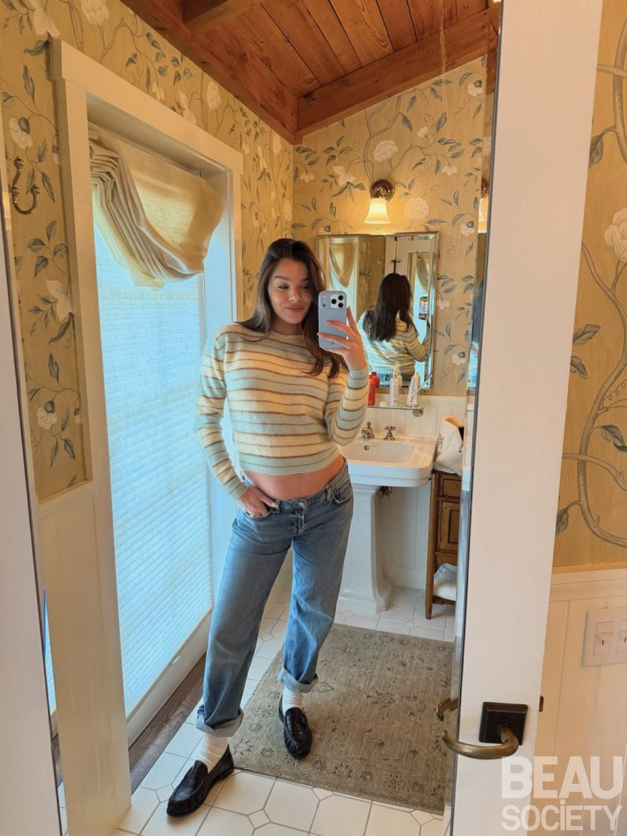 Hailee Steinfeld Source tweet media