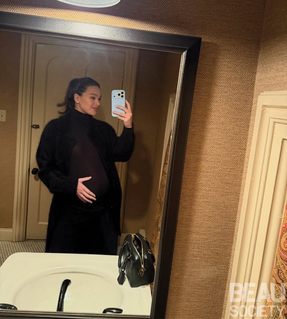 Hailee Steinfeld Source tweet media