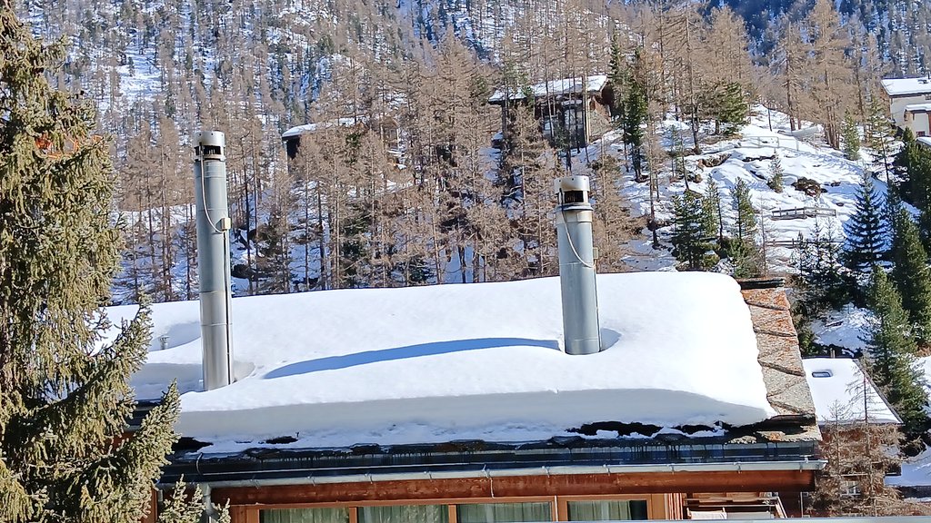 ABettmeralp's tweet photo. In #Zermatt nimmt man die verbindlichen Empfehlungen des #BAFU zur Höhe von Dachschornsteinen nicht auf die leichte Schulter...
Anderswo im #Wallis sind diejenigen kriminell, die diese Verstöße anzeigen = mafiöse und korrupte Behörden. https://t.co/FHs9S2ym1i