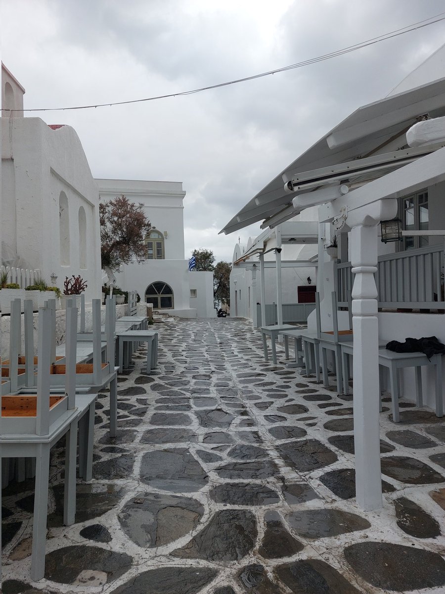 oslemyc's tweet image. Adaların kendine özgü renk ve yapıdaki mimarileri,sokakları güzel oluyor bence, değişik bir atmosferde hissediyor insan #Santorini #Greece