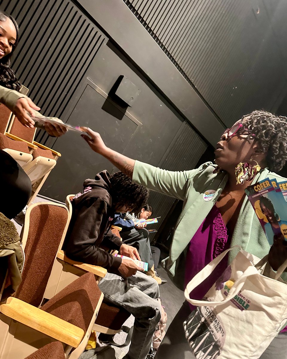 Flo4Sacramento's tweet image. A huge thank you to Melissa Muganzo and her Introduction to Theatre class at CSUS for having us yesterday!

We had an incredible time in the circle with these talented students, discussing the intersection of performance and politics. 

#MoreIsPossible #FloForSac #SacCounty