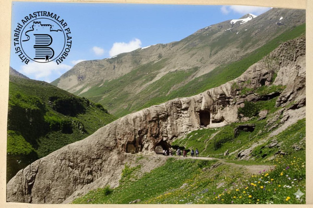Motkili's tweet photo. Bitlis bir kaledir, Deliklitaş ise o kalenin tek kapısıydı. Kapıyı kırdılar, şehri sahipsiz bıraktılar.

Fotoğraf 1880/1890 Yıllar https://t.co/qXiOZ7g6ry