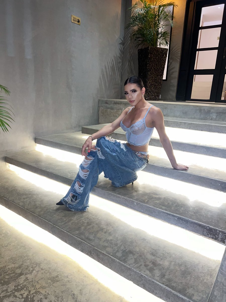 Mia Montesinos tweet media