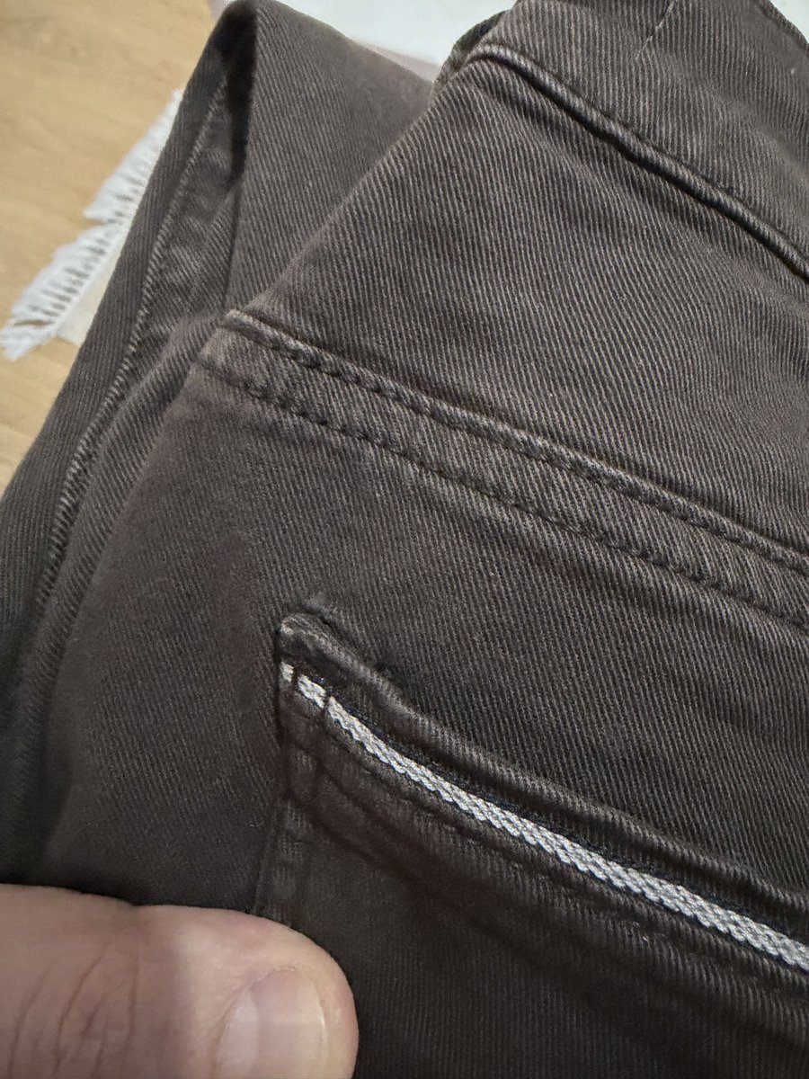 Sevgili <a href="/mavi/">Mavi</a> uygulama üzerinden aldığım ürün elime ulaştı. Etiketlerini çıkartıp tam giyecektim ki gözüme arka cep ağzının yırtık olduğu çarptı. Yahu bunları satarken hiç mi kalite kontrol yapmıyorsunuz. Bi dünya para alıyorsunuz gelen ürün bu. #mavi