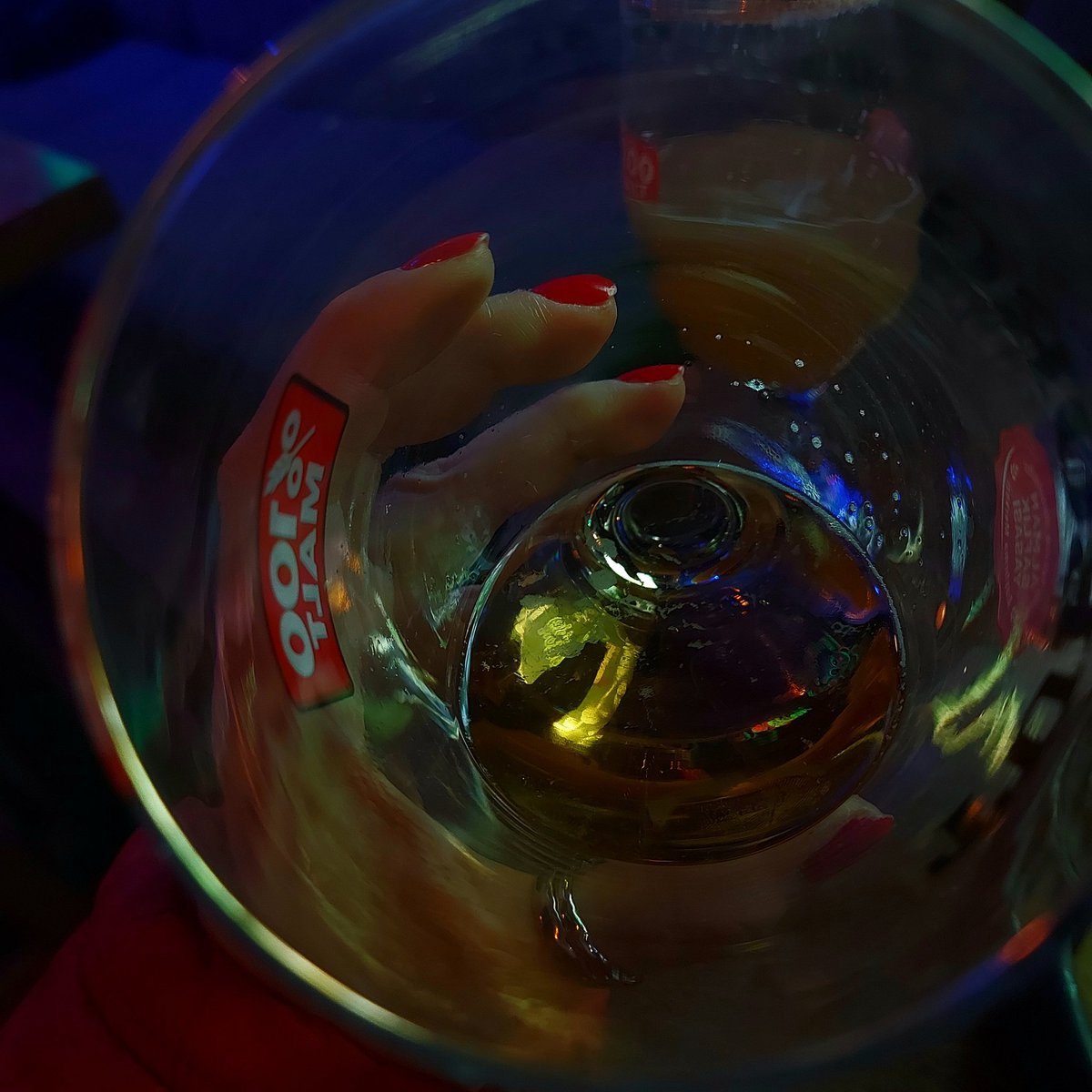 ve insanı çok iyi tanıyor, insanla baş edemiyor...

ve "şimdi sinsi yılan yürür 
sakin bir uysallık içinde. "