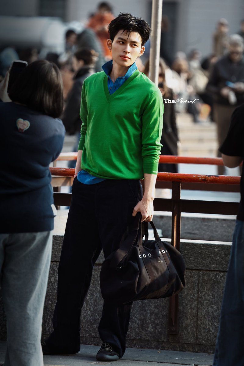TheMoment0923's tweet photo. Street Style
POND GO TO MILAN WITH PRADA
#PradaFW26xPond
#PradaFW26
#Prada 
#ppnaravit 
@ppnaravit https://t.co/hM41o3AICK