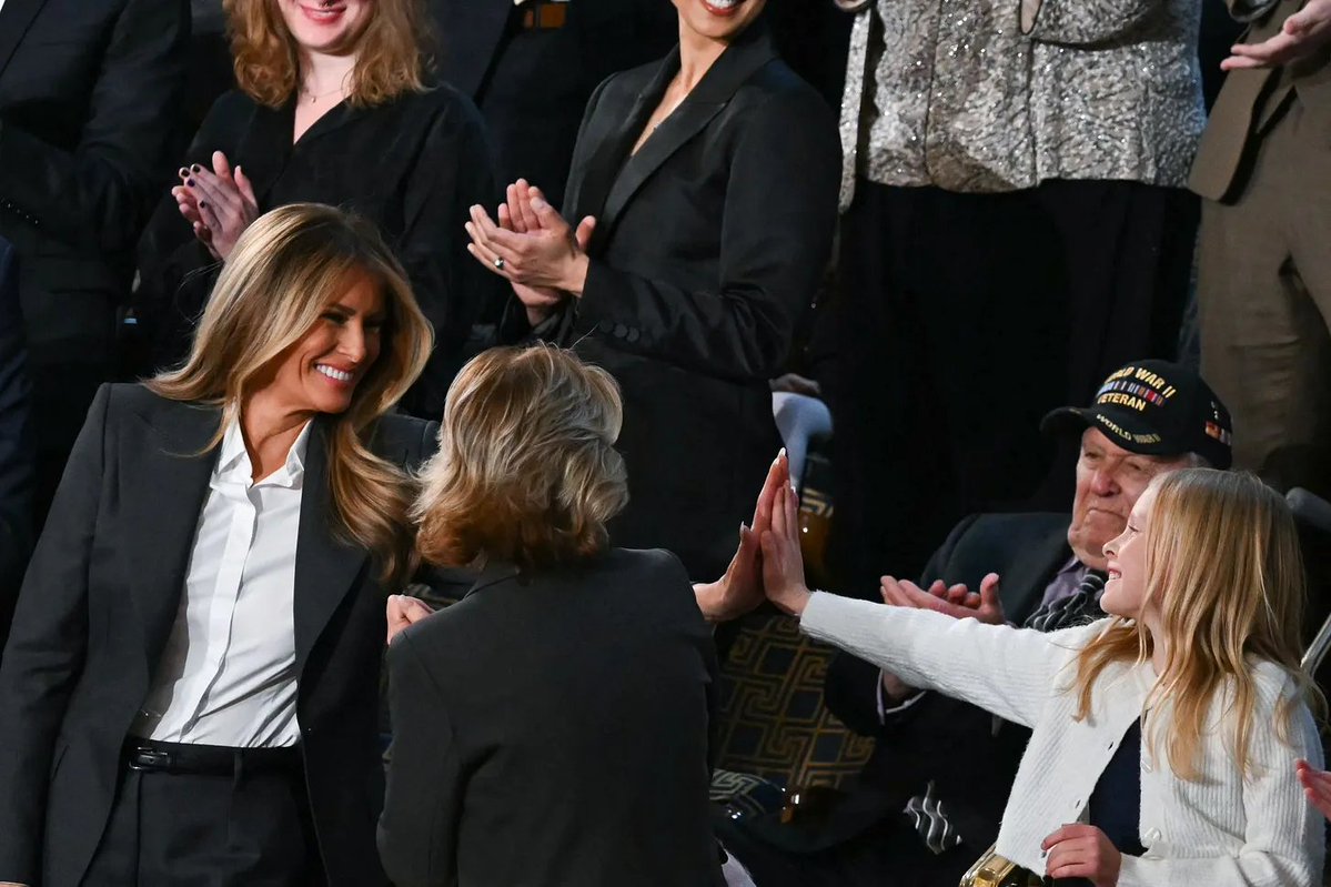 StunningMelani's tweet image. A beautiful blend of warmth, inspiration, and genuine connection between the champion of change and the child already embodying it .❤️
#StateOfTheUnion  #BEBEST #FosteringTheFuture #StunningMelania #BestFirstLady #MelaniaTrump #PresidentialAIChallenge