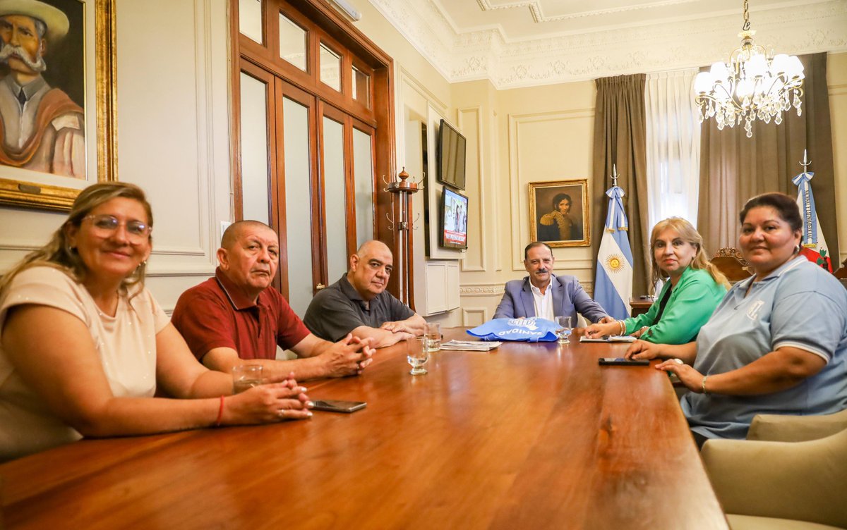 Compartimos una jornada de diálogo con el secretario general de ATSA La Rioja, Nicolás de la Fuente, y con la secretaria de Trabajo, Myriam Espinosa, para analizar el escenario nacional y cómo repercute en nuestra provincia.
Conversamos sobre la realidad del sector de la sanidad;