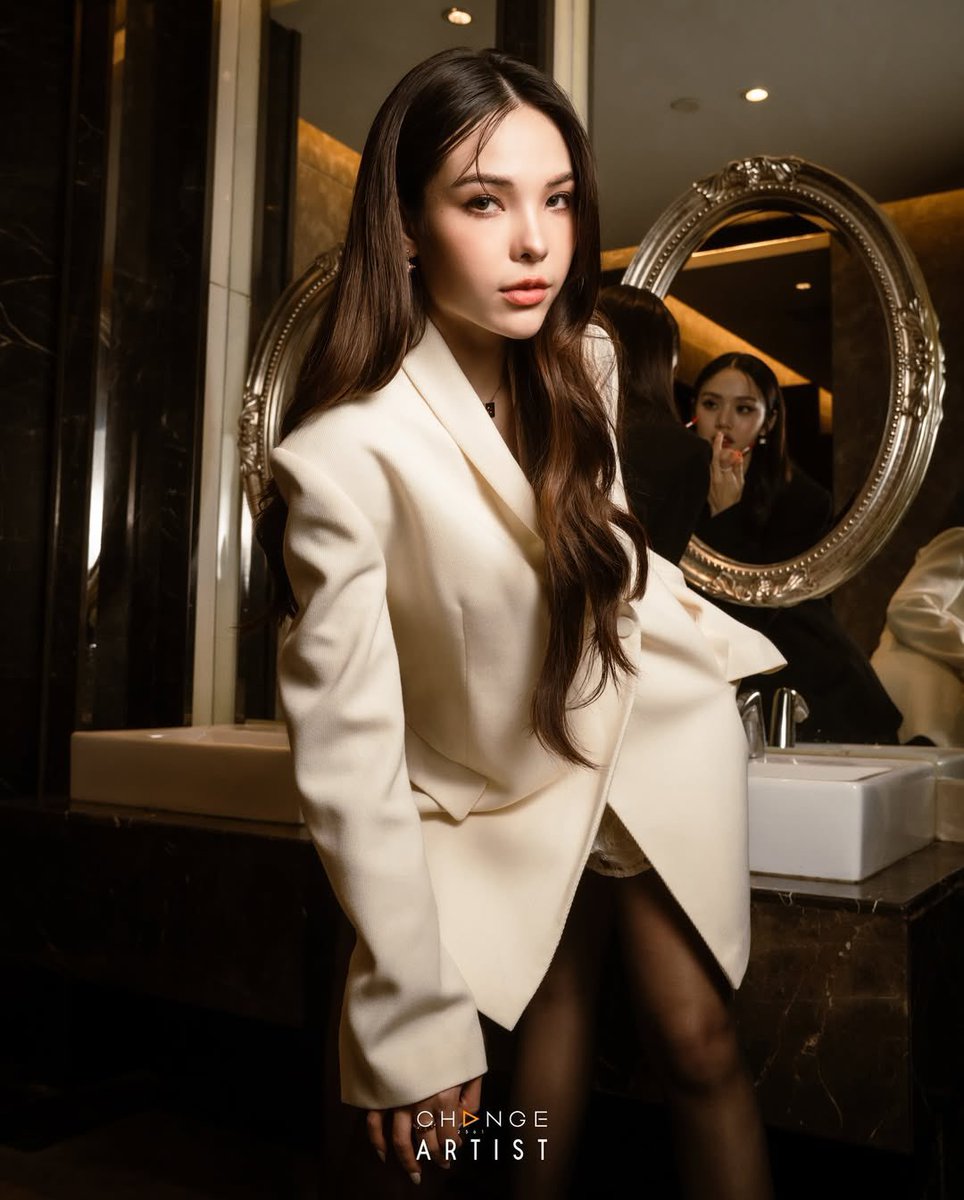 só quem viveu sabe o surto que foi quando a change postou essas fotos da aiwarin e da maevika fazendo referência a cena do banheiro