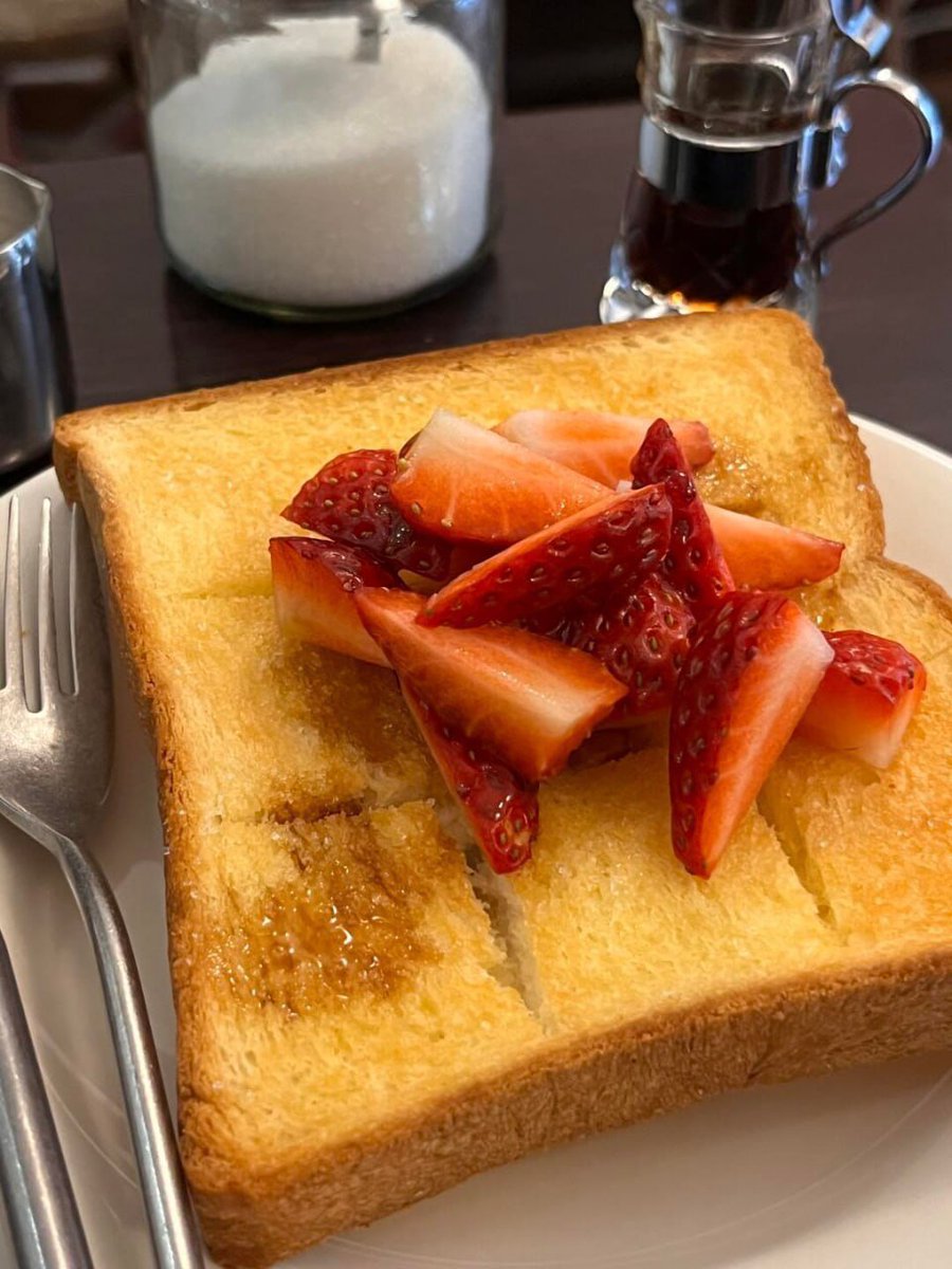 BackOnTrackDUI's tweet photo. Just finished a good workout and now relaxing at a cozy café with breakfast crispy toast with fresh strawberries and honey, and a warm cup of aromatic coffee 🍓🍞☕️ https://t.co/TnFiebAnWT