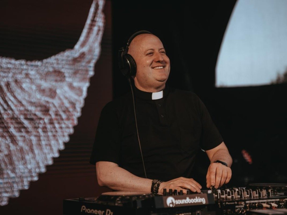 CONTINÚA LA VENTA DE BOLETOS PARA LA PRESENTACIÓN DE ELECTRÓNICA DEL PADRE GUILHERME

El Padre Guilherme Peixoto, sacerdote católico y disc-jockey que fusiona música electrónica dance con la religiosa, se presentará este próximo 7 de marzo a las 7:00 p.m. en la UCA.