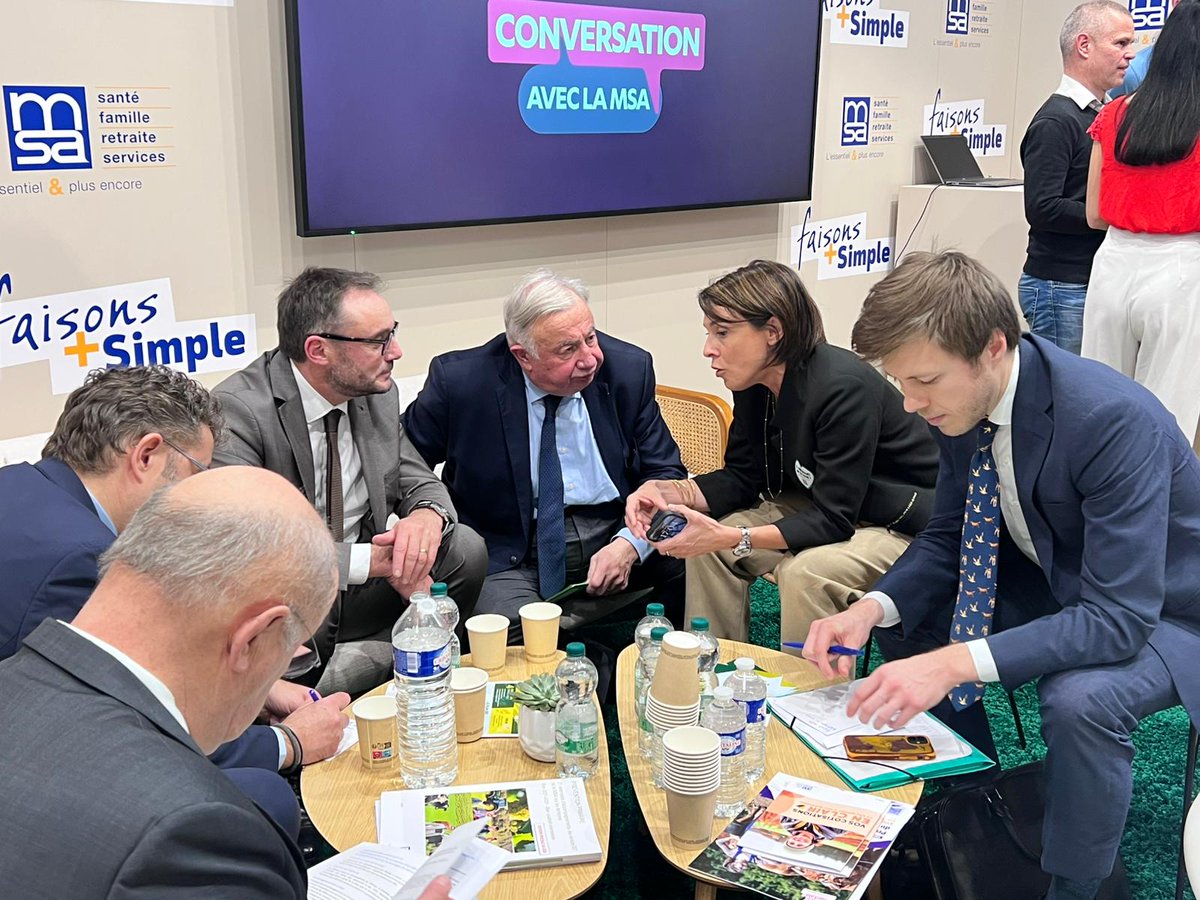 msa_actu's tweet image. #SIA2026 | La MSA a accueilli Gérard Larcher, président du Sénat et sénateur des Yvelines, sur son stand. Les échanges avec Jean-François Fruttero, Président de la CCMSA et Anne-Laure Torrésin, DG CCMSA ont porté sur l’état d’avancement des négociations de la #COG. La MSA a