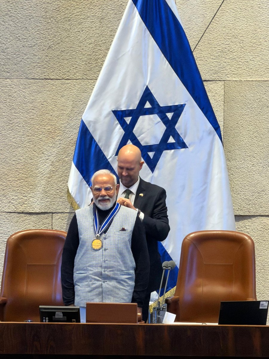 _s3n71n3l_'s tweet image. Modi ji is the 1st Indian Prime Minister to receive "Speaker of the Knesset Medal" ...

#ModiInIsrael #PMModiVisitsIsrael