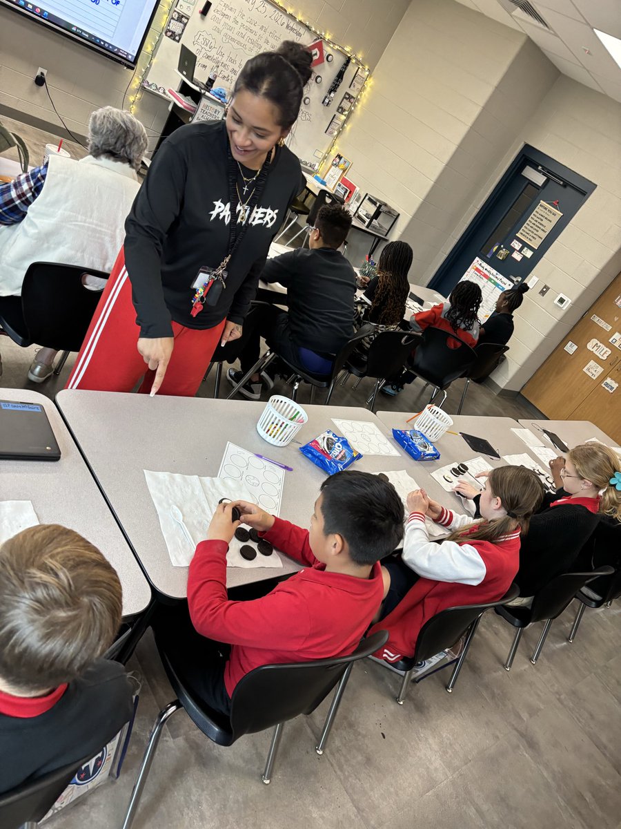 AprilH37620's tweet photo. 🐾Pope 5th Grade Students are Over the Moon!
Ms. Bynum’s Science class completed Oreo Moon Phase Experiments!🐾 https://t.co/haaOpvIkPh
