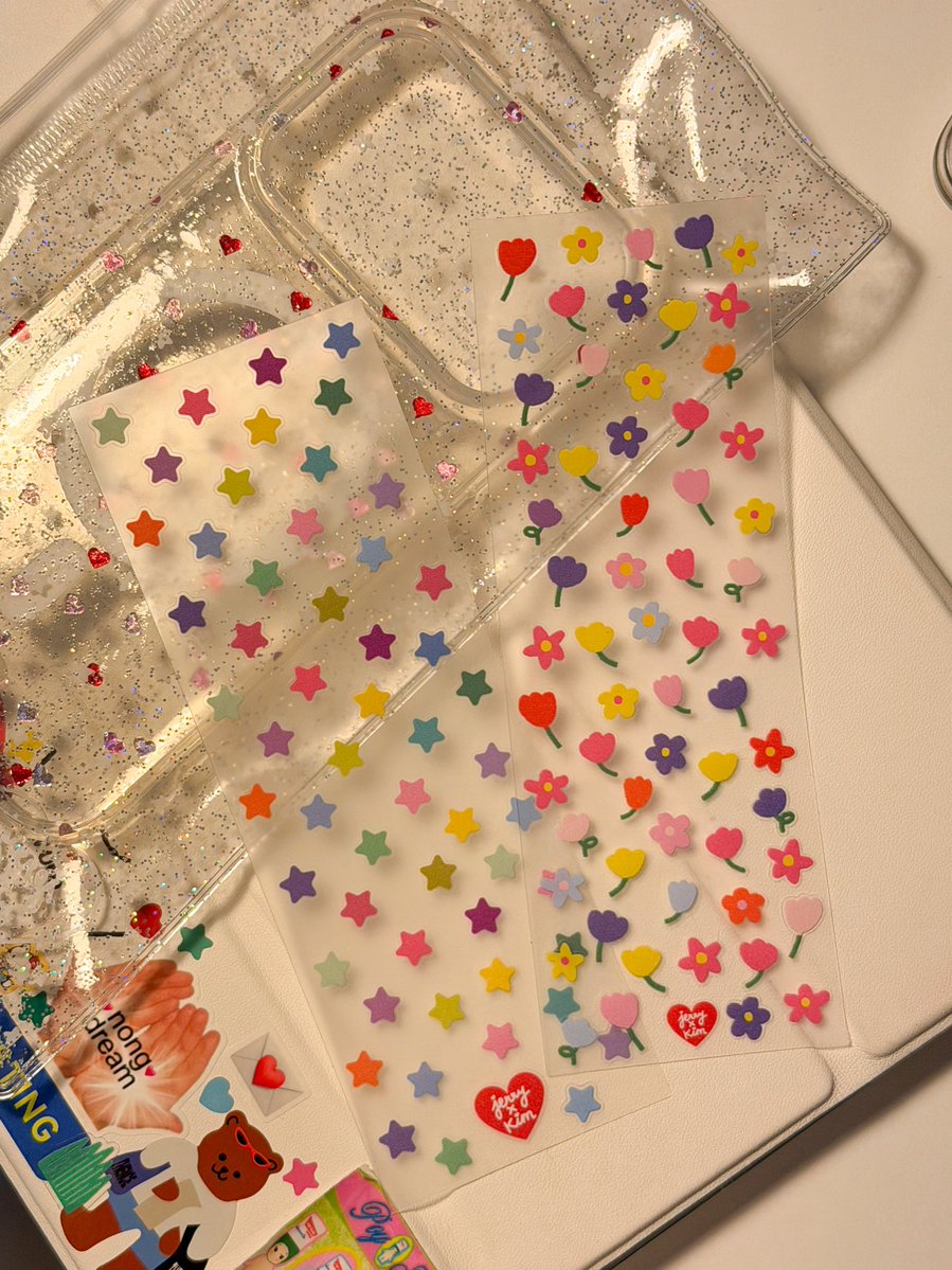 sticker จิ๋วๆของ jerryxkim น่ารักม้ากกก เอามาแปะฐานเลนส์กล้องได้ด้วย ตัวฐานสตก.เป็นสีใสๆ ขนาดต่อชิ้นกำลังดี ไม่ใหญ่/เล็กจนเกินไป แปะแล้วน่ารักมาก🦦🌷💘💭